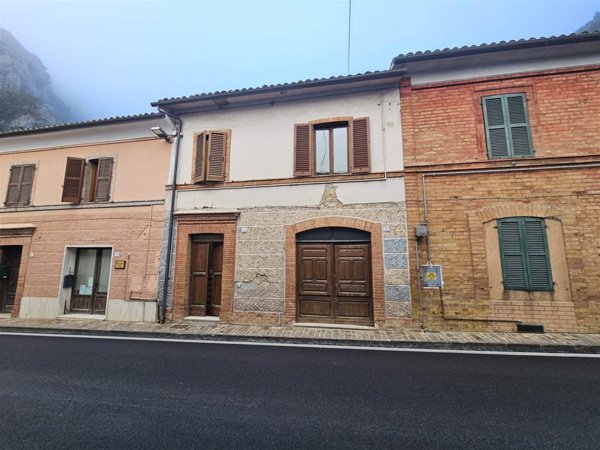 casa indipendente in vendita a Pioraco