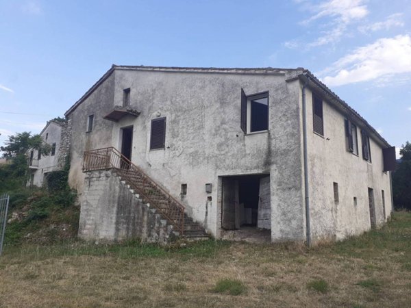 casa indipendente in vendita a Poggio San Vicino