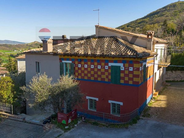 casa indipendente in vendita a Poggio San Vicino