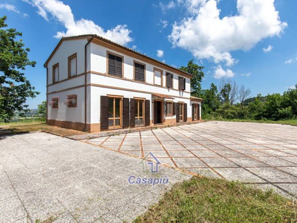 casa indipendente in vendita a Pollenza