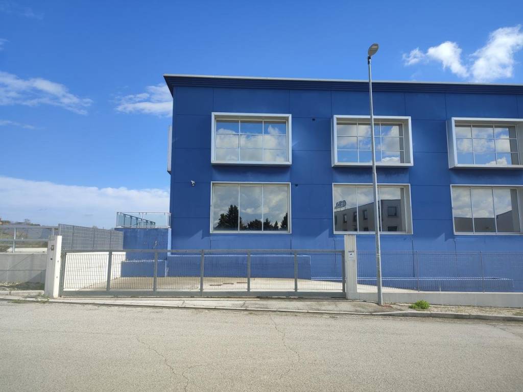 locale commerciale in vendita a Pollenza