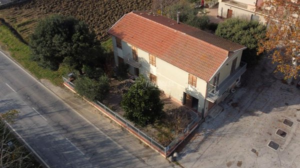 casa indipendente in vendita a Pollenza