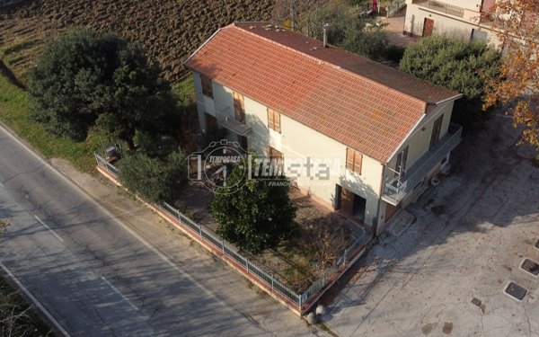 casa indipendente in vendita a Pollenza