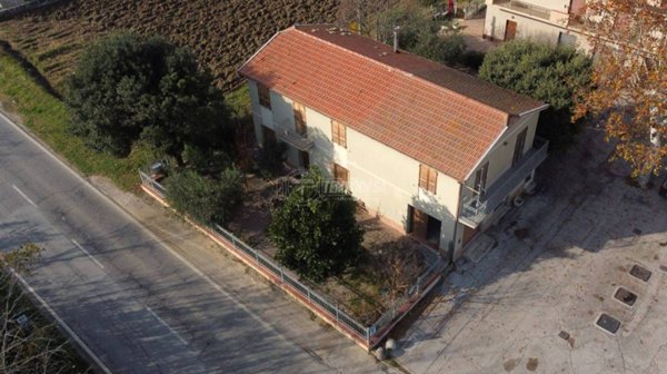 casa indipendente in vendita a Pollenza