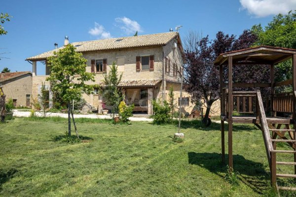 casa indipendente in vendita a Pollenza