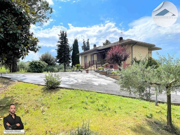 casa indipendente in vendita a Pollenza