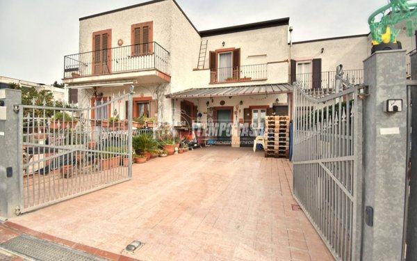 casa indipendente in vendita a Pollenza