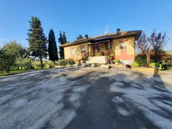 casa indipendente in vendita a Pollenza