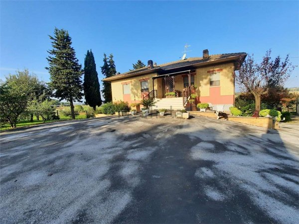 casa indipendente in vendita a Pollenza