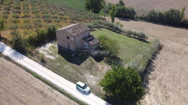 casa indipendente in vendita a Pollenza