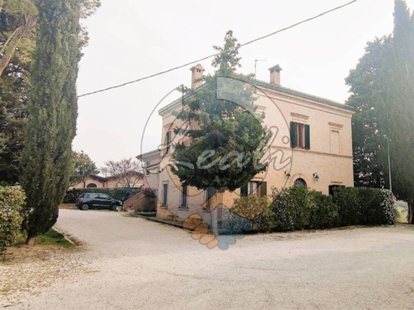 casa indipendente in vendita a Pollenza