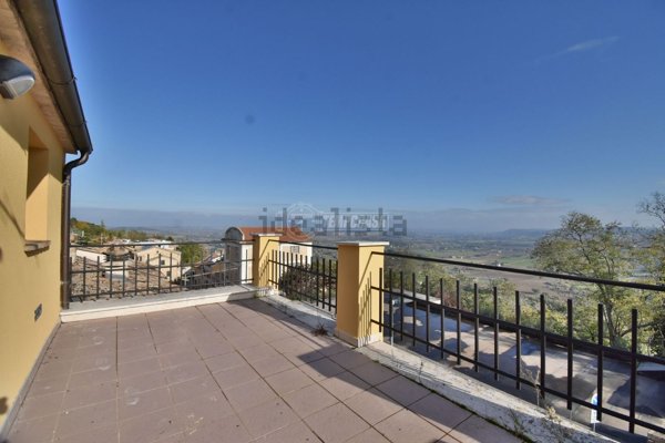 casa indipendente in vendita a Pollenza