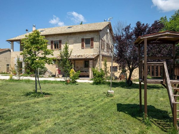 casa indipendente in vendita a Pollenza
