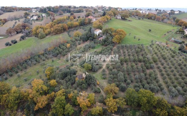 casa indipendente in vendita a Pollenza