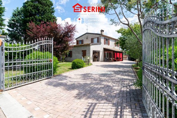 casa indipendente in vendita a Pollenza