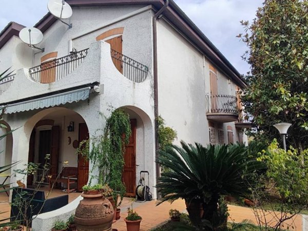 casa indipendente in vendita a Pollenza