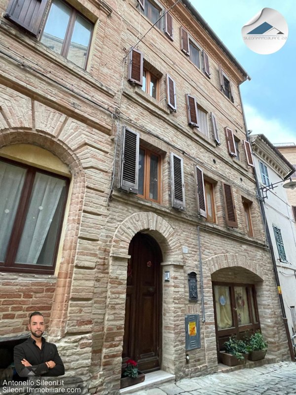 casa indipendente in vendita a Pollenza
