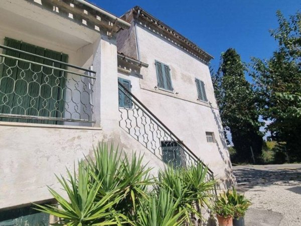 casa indipendente in vendita a Pollenza