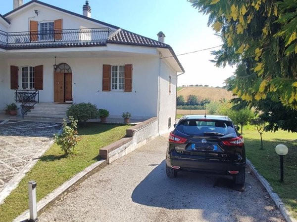 casa indipendente in vendita a Pollenza