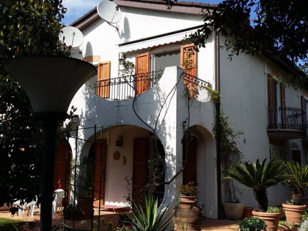 casa indipendente in vendita a Pollenza