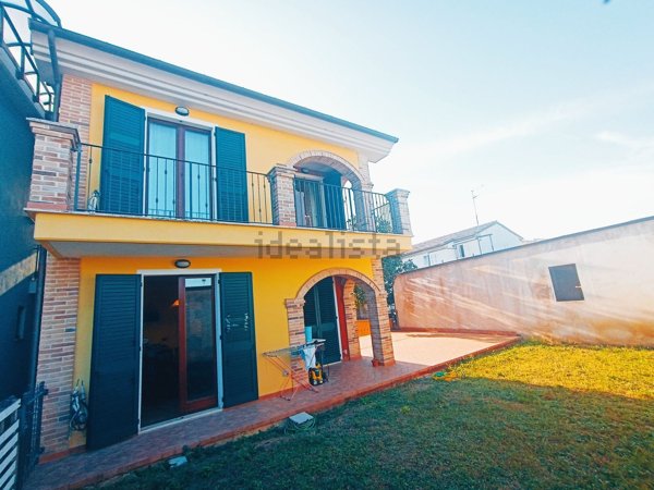 casa indipendente in vendita a Pollenza