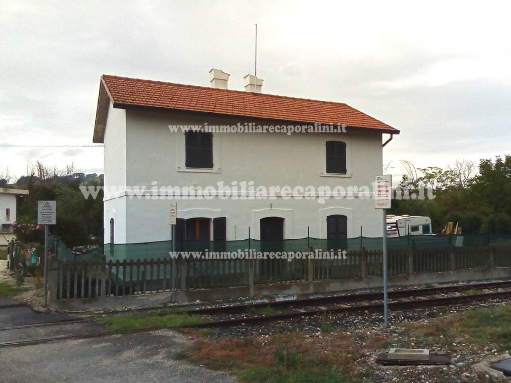 casa indipendente in vendita a Pollenza