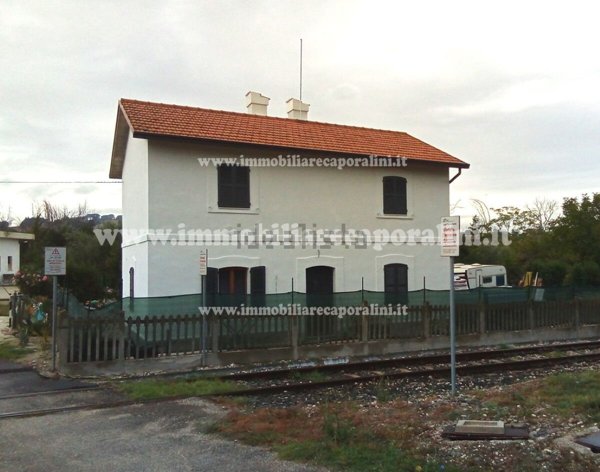 casa indipendente in vendita a Pollenza