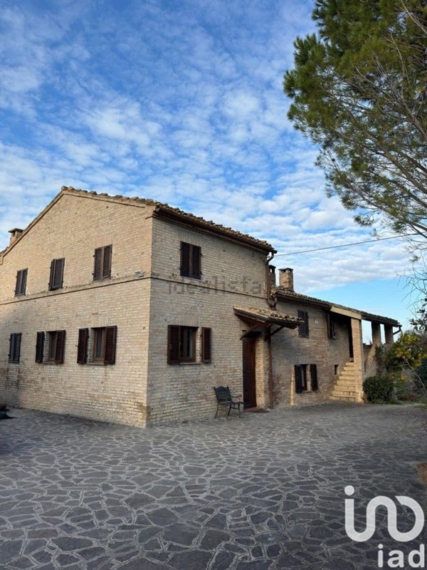 casa indipendente in vendita a Pollenza