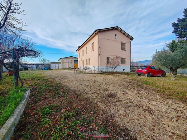 casa indipendente in vendita a Pollenza