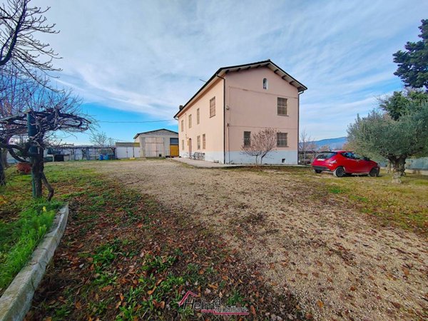 casa indipendente in vendita a Pollenza