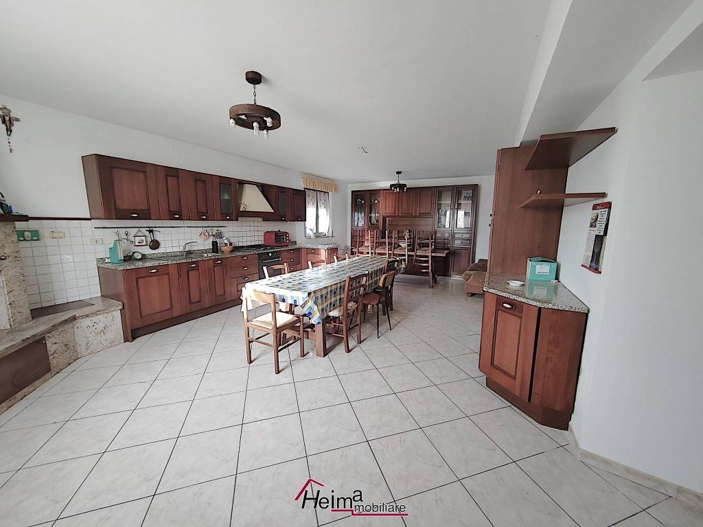 casa indipendente in vendita a Pollenza