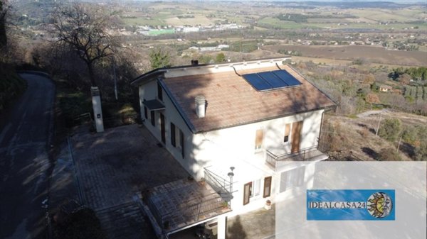 casa indipendente in vendita a Pollenza