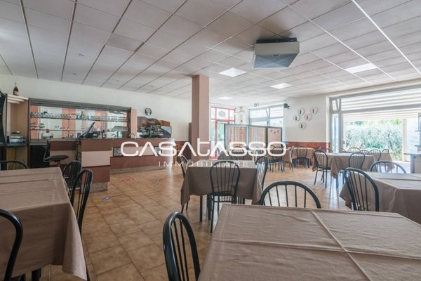 locale commerciale in vendita a Pollenza