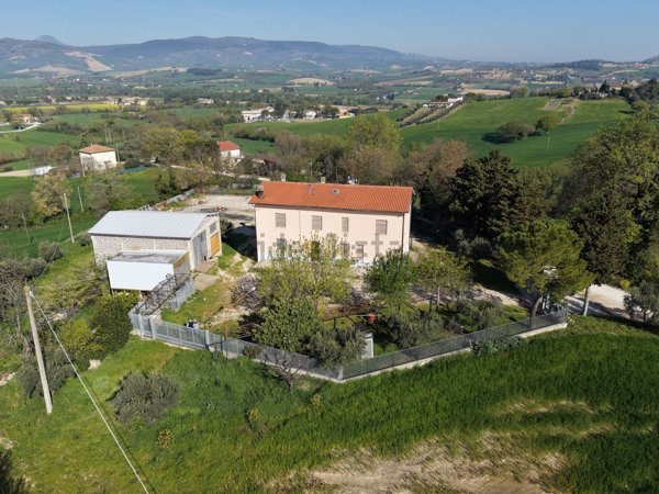 casa indipendente in vendita a Pollenza