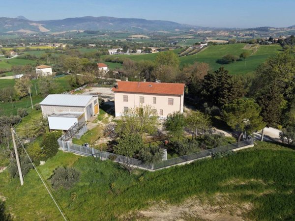 casa indipendente in vendita a Pollenza
