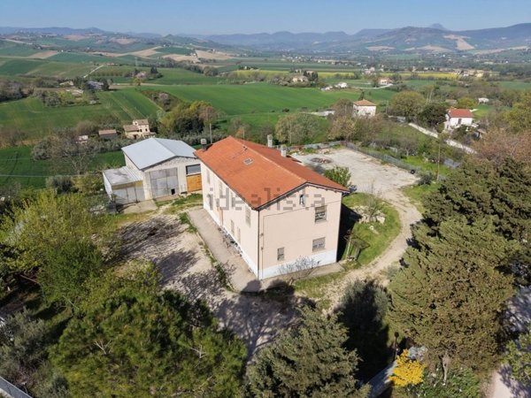 casa indipendente in vendita a Pollenza