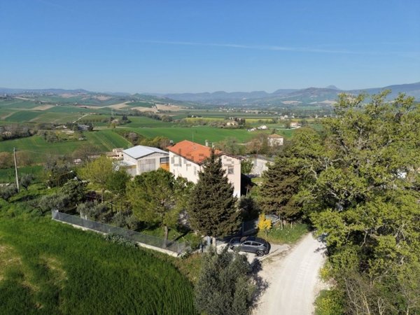 casa indipendente in vendita a Pollenza