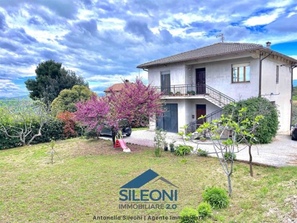 casa indipendente in vendita a Pollenza