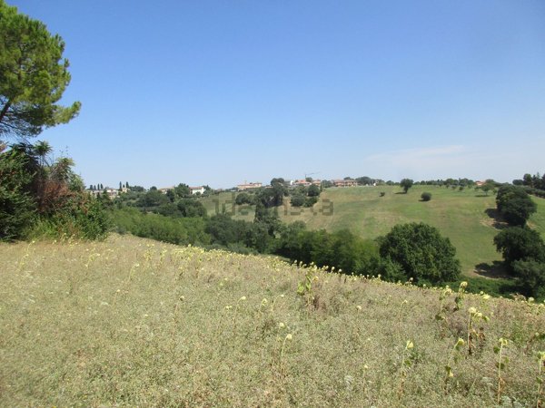 locale di sgombero in vendita a Pollenza