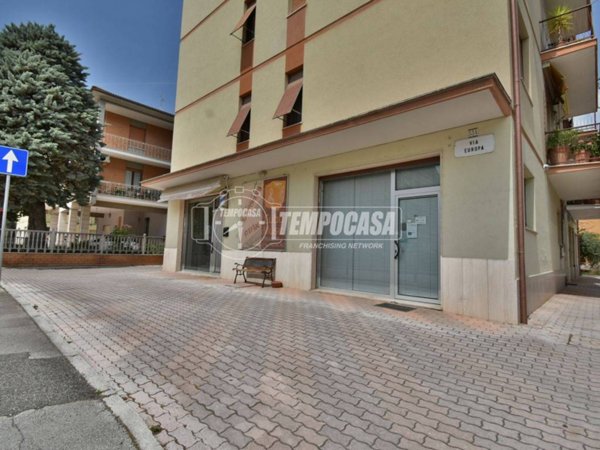 negozio in vendita a Pollenza