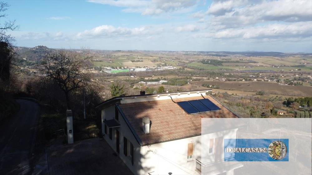 casa indipendente in vendita a Pollenza