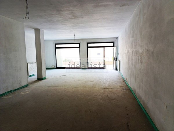 locale commerciale in vendita a Porto Recanati
