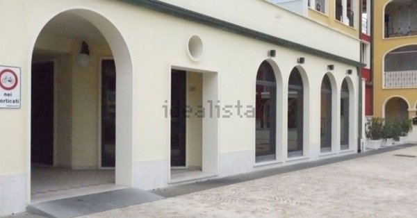 locale commerciale in vendita a Porto Recanati