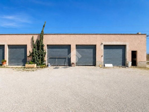 locale commerciale in vendita a Porto Recanati