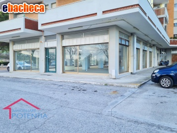 ufficio in vendita a Potenza Picena in zona Porto Potenza Picena