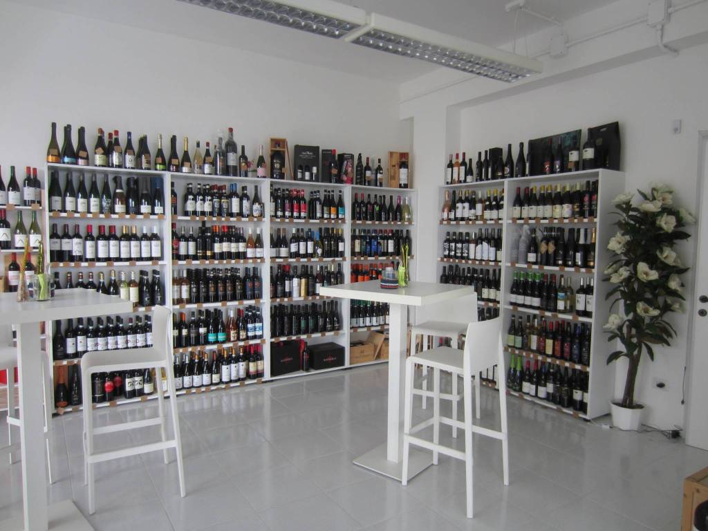 negozio in vendita a Potenza Picena in zona Porto Potenza Picena
