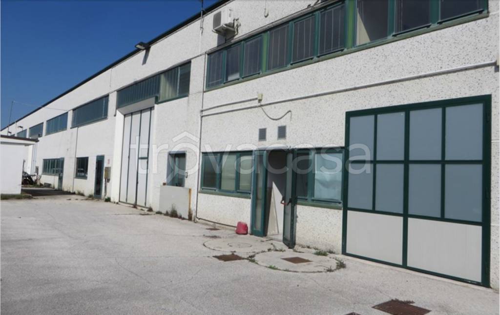 locale commerciale in vendita a Potenza Picena