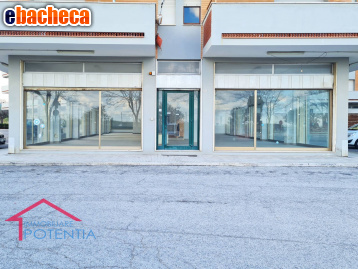 negozio in vendita a Potenza Picena in zona Porto Potenza Picena