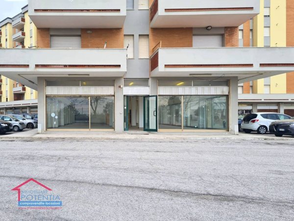 negozio in vendita a Potenza Picena in zona Porto Potenza Picena