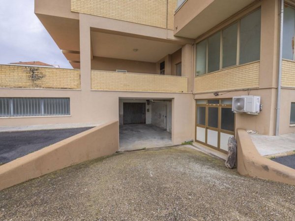 locale commerciale in vendita a Potenza Picena in zona Porto Potenza Picena